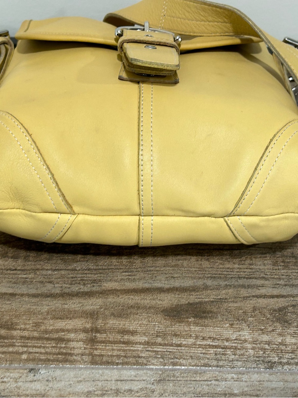 Y2K Coach 9480 Leather Soft Yellow Two-Way Soho Shoulder/Crossbody Bag Buckle - Picture 5 of 13